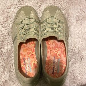 New camel color sketchers  size 10